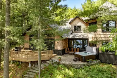 Image de 5 bed 5 bath cottage on Lake Rosseau includes Boathouse w/living quarters