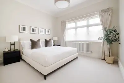 Image de Stunning Knightsbridge Single-level 2 Bed 2 Bath w/Private Garden & Lift