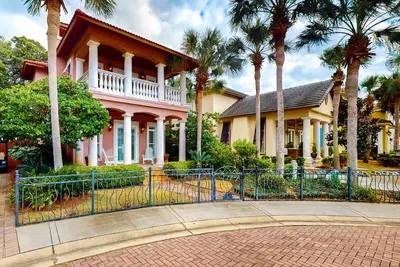 Image de Custom-built home with 2 outdoor pools, beach access, patio, fireplace, W/D, Ac