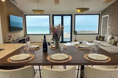 Image de Villa Siam, les pieds dans l’eau. Lumineuse, calme et apaisante. Tout équipée!