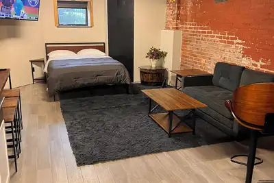 Image de Private Studio Apartment 2 Blocks from all arenas! Event Parking Included