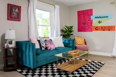 Image de CBus Retro - Steps to Nationwide, Osu, German Village, Downtown Columbus