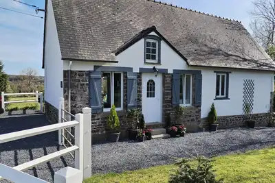 Image de Beautiful country Cottage \nLa Croix Douillet perfect for couples and families.