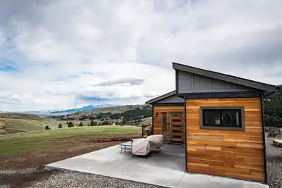 Image de Cozy Mountain Retreat, Studio Shipping Container Tiny Home