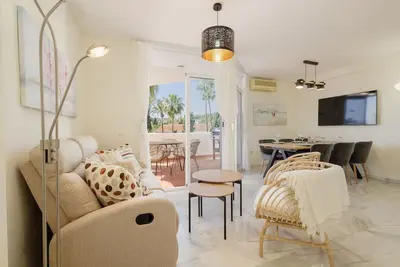 Penthouse avec terrasse ensoleillée et vue mer