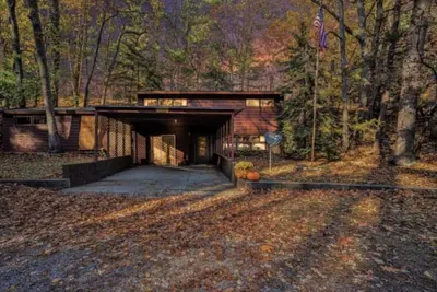 Image de Gorgeous & Cozy Lake Michigan Cottage - Walk to Everything!