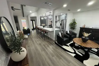 Image de 3 bd - 3 ba home with yard 2 mi from Dallas Stadium. Ideal for World Cup Stay!