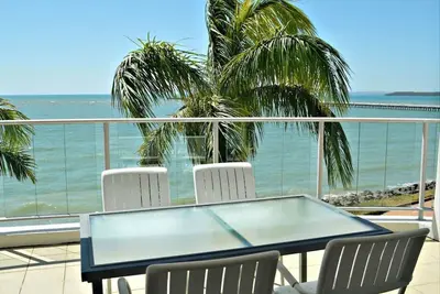 Image de 180˚ Water View Apartment - Simply Stunning