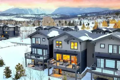 Modern Open Concept Townhouse with Spectacular Mountain Views and close to town
