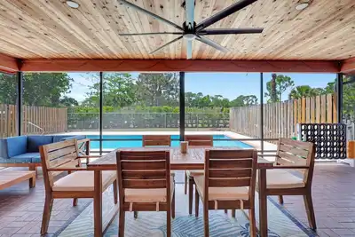 Image de 4 Br Luxurious Equestrian Pool Home on 2 Acres