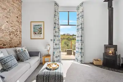 Image de A lovely 4 bedroom barn conversion with garden and hot tub close to Torbay's beaches, Brixham, Stoke