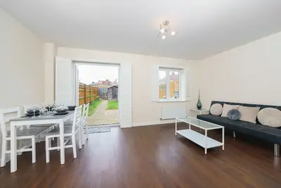 Image de New Built Immaculate Condition House. Garden & Private Parking.