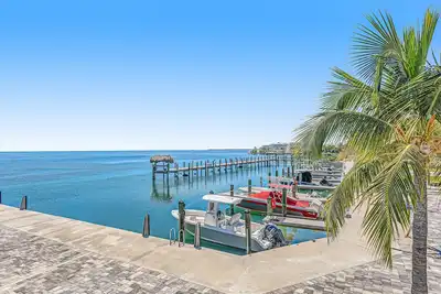 Snowbird-friendly condo in oceanfront complex with heated pool, Bbq, W/D, Ac