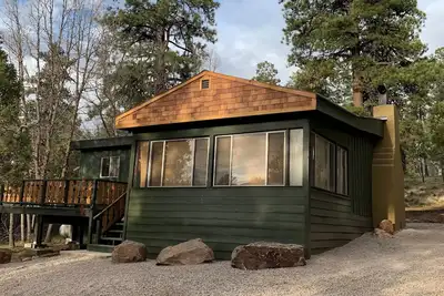 Image de Charming cabin with thoughtful design. Big yard, view, fireplace, porch, hot tub