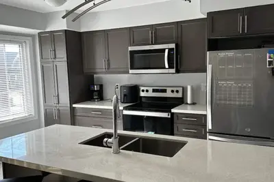 Image de Cozy Whitby Retreat (Private 2 Bedroom Townhouse)