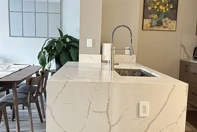 Image de Luxury Coastal Retreat Walkable area, Pool, Mins to Newport Beach, Airport & more