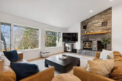 Image de Book a Getaway Today! An Amazing Whitefish Home! Hot Tub! Ac!