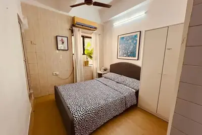Central Apartment in Bandra Area, Near Hinduja Hospital\n