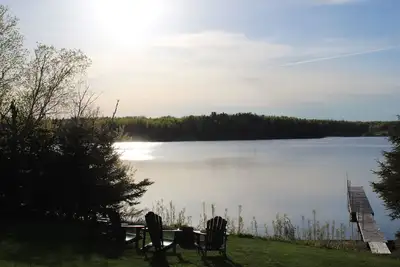 Image de Cozy riverfront chalet with stunning sunsets. 5 Minutes to all amenities.