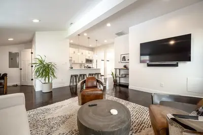 Image de Mins to Downtown - Backyard - Patio