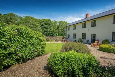 Image de Old Farm East Orielton, Holiday Cottage East Orielton, Nr Bosherston, Sleeps 8, 4 bedrooms, bathrooms