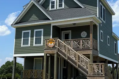 Image de New in 2024 Carova Beach Canal Front Home! ! 4x4 Required