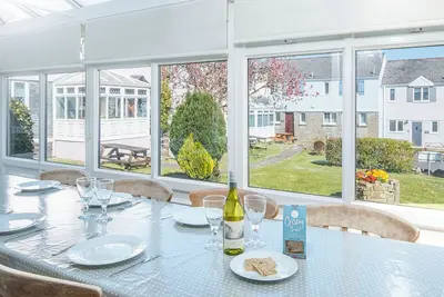 Image de Ivy Tower House, Holiday Home Ivy Tower Village, St Florence, Sleeps 12, 6 bedrooms, bathrooms