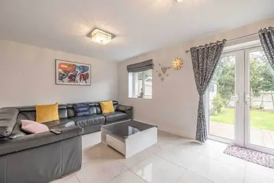 Image de 3 Bed Home with Driveway Parking