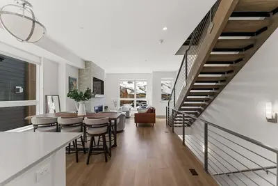Ideally Located Townhome, Rooftop Deck w/ Private Hot Tub & 360 Mountain View