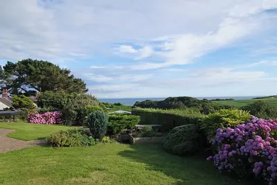 Image de Treetops, Holiday Cottage Lydstep, Sleeps 8, 4 bedrooms, bathrooms