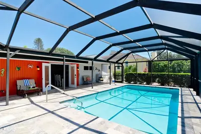 Image de 3 bedroom, 2 bath, pet friendly home with pool on canal just minutes from Ami