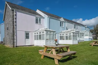 Image de Woodland Cottage, Holiday Cottage Ivy Tower Village, St Florence, Sleeps 6, 3 bedrooms, bathrooms