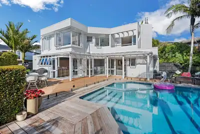 Image de Bespoke Stays - Poolside Haven