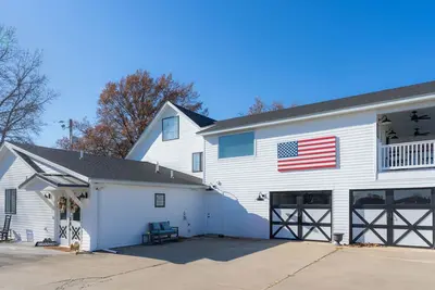 Image de Quiet new farmhouse, sleeps 8-10 with huge kitchen and side yard, & gas grill!