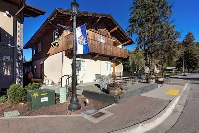 Snowcreek Suite - Dogwood - Hot tub - Kitchenette