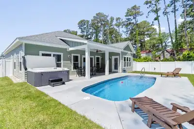 Image de Single-level, soundside Kdh home with private pool by Sun Realty