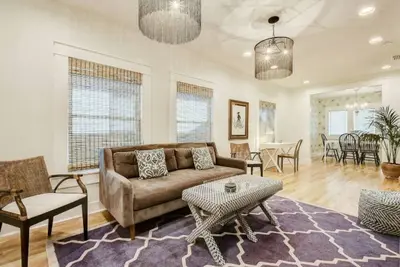 Image de East Side Bungalow w/ Porch