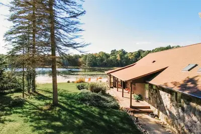 Image de Waterfront Lake Cottage w/ Private Beach - Kayak at the Hemingway Lodge!