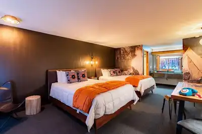 Image de Two Comfortable Units with Free Parking, Onsite Swimming Pool!