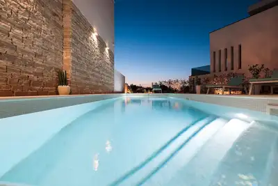Image de 4bdr Villa, A/C, 4000 sq ft, beach area, private pool, jacuzzi top roof terrace