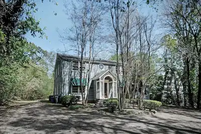 Image de 7 Bedroom 3 Bath City Retreat