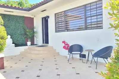 Image de Elegant lakeview Miami home cozy, clean, and comfortable perfect for a relaxing.