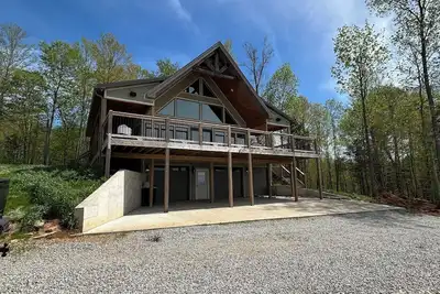 Image de Luxury in the Country. Chalet Style Cabin on secluded 61 Acres with 3 acre Lake