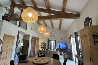 Image de Villa spacieuse, belle véranda et jardin ombragé