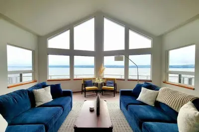 Beachfront home in Port Ludlow w/ game room