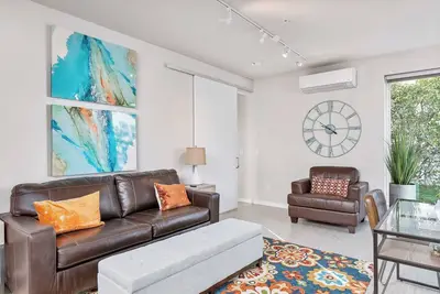 Image de Beautiful 1-Bedroom Apartment@Walk to Uptown@Fast WiFi@In-Unit W/D