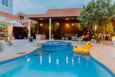 Image de A villa in the heart of Hua Hin, 2. 5 km from Beach with a private swimming pool.
