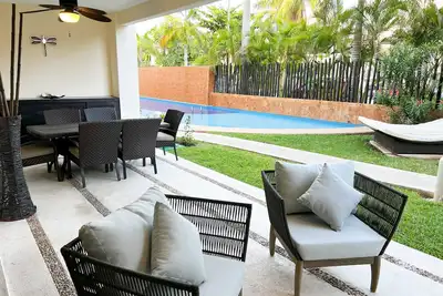 Image de Ground floor steps away from the beach