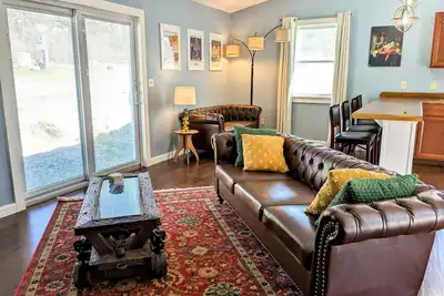 Image de Country Mama's Modern Artsy Cottage