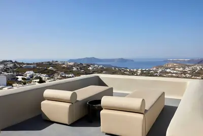 Image de Premium Santorini Apartment | 1 Bedroom Suite | Apartment Grim | Furnished Sun Terrace with Amazing Sea Views | Private Outdoor Tot Tub | Kastelli, Pyrgos Kallistis